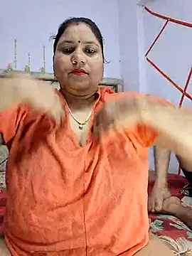 Snapshot of MOM-SUN-COUPLE chatting on 5, 3, 2025 MOM-SUN-COUPLE online show from 5, 3, 2025