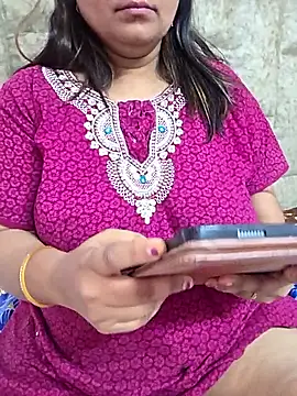 Snapshot of MOM-SUN-COUPLE chatting on 23, 4, 2026 MOM-SUN-COUPLE online show from 23, 4, 2026