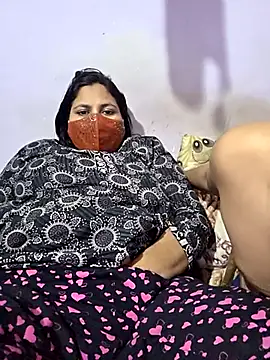 Snapshot of MOM-SUN-COUPLE chatting on 8, 9, 2025 MOM-SUN-COUPLE online show from 8, 9, 2025