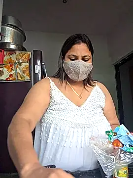 Snapshot of MOM-SUN-COUPLE chatting on 5, 10, 2025 MOM-SUN-COUPLE online show from 5, 10, 2025