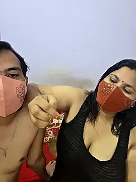 Snapshot of MOM-SUN-COUPLE chatting on 9, 9, 2025 MOM-SUN-COUPLE online show from 9, 9, 2025