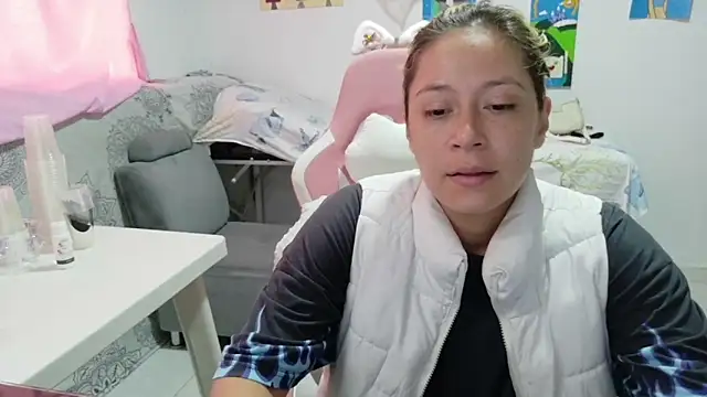 Snapshot of MommyMiaWs chatting on 6, 5, 2026 MommyMiaWs online show from 6, 5, 2026
