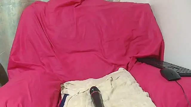 sluttylaura21 online show from 9, 4, 2026