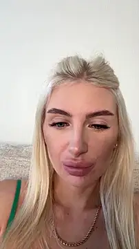 Mia Roxie online show from 6, 11, 2025