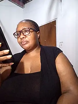 Snapshot of YELLOW_BONE chatting on 3, 10, 2025 YELLOW BONE online show from 3, 10, 2025