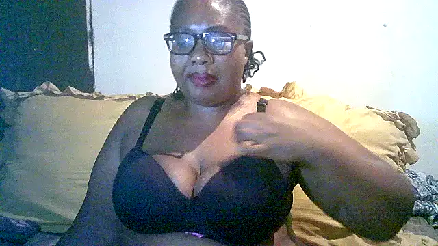 Snapshot of YELLOW_BONE chatting on 8, 11, 2025 YELLOW BONE online show from 8, 11, 2025