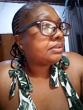 Snapshot of YELLOW_BONE chatting on 6, 11, 2025 YELLOW BONE online show from 6, 11, 2025