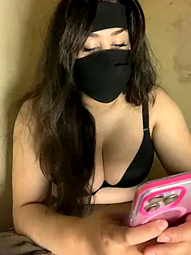 Snapshot of Taimaaa chatting on 6, 11, 2025 Taimaaa online show from 6, 11, 2025