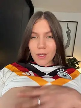 Snapshot of AmelieLaurent_ chatting on 2, 8, 2026 AmelieLaurent online show from 2, 8, 2026