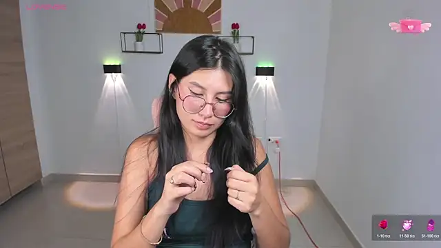 Snapshot of emily_villamil chatting on 14, 11, 2025 emily villamil online show from 14, 11, 2025