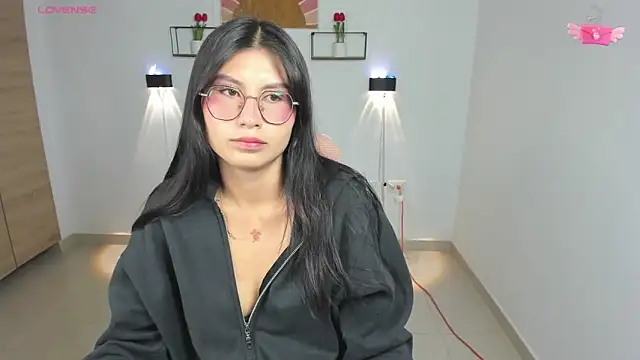 Snapshot of emily_villamil chatting on 24, 11, 2025 emily villamil online show from 24, 11, 2025