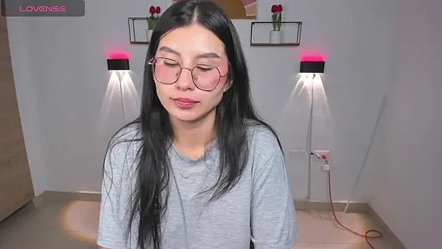 Snapshot of emily_villamil chatting on 5, 5, 2026 emily villamil online show from 5, 5, 2026