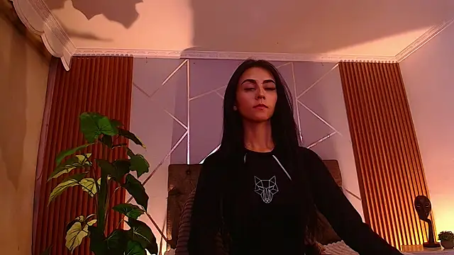 Coralinnee  online show from 15, 4, 2026