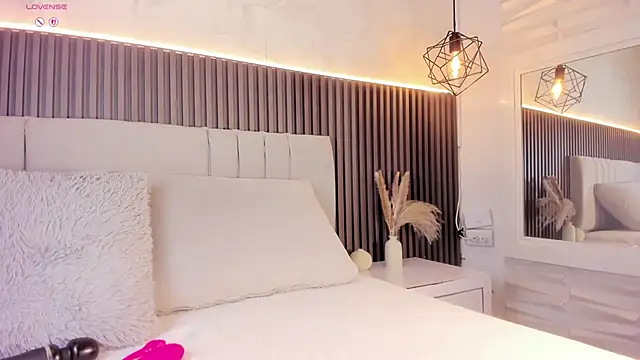 Snapshot of SHANONCLARK chatting on 4, 11, 2025 SHANONCLARK online show from 4, 11, 2025