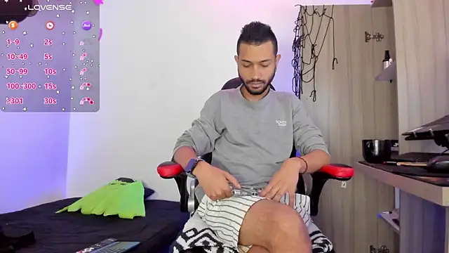 Snapshot of Aron_Baylor chatting on 14, 10, 2025 Aron Baylor online show from 14, 10, 2025