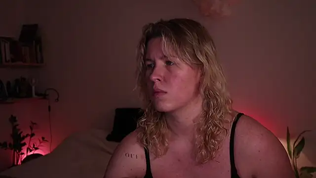 Snapshot of moonamii chatting on 4, 11, 2025 moonamii online show from 4, 11, 2025