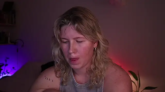 Snapshot of moonamii chatting on 21, 10, 2025 moonamii online show from 21, 10, 2025