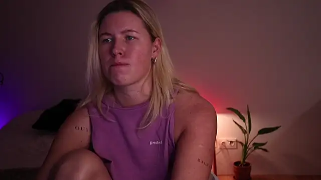 Snapshot of moonamii chatting on 9, 10, 2025 moonamii online show from 9, 10, 2025