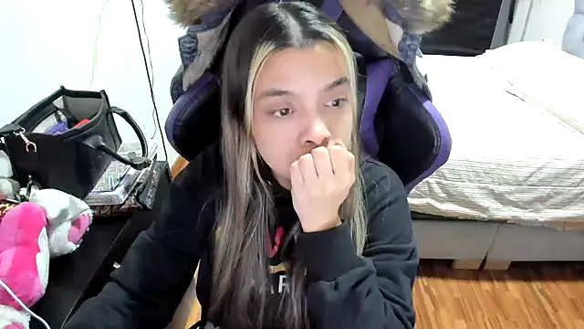 Snapshot of LuisaReyes_2911 chatting on 9, 9, 2025 LuisaReyes 2911 online show from 9, 9, 2025