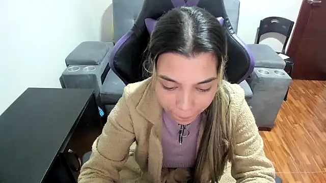 Snapshot of LuisaReyes_2911 chatting on 3, 3, 2025 LuisaReyes 2911 online show from 3, 3, 2025