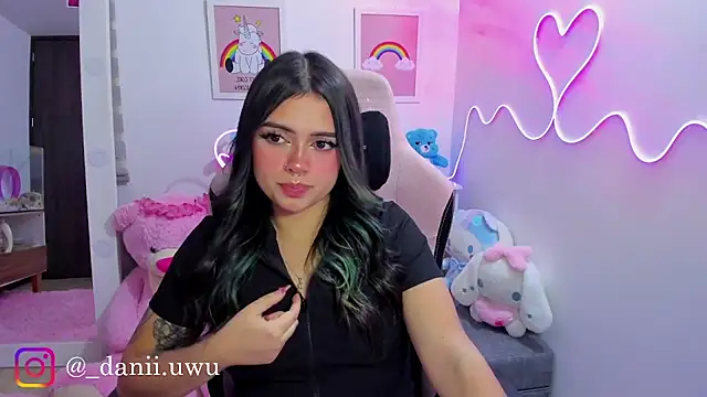Snapshot of CuteDani_ chatting on 4, 7, 2026 CuteDani online show from 4, 7, 2026