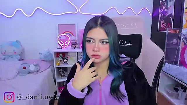 Snapshot of CuteDani_ chatting on 11, 11, 2025 CuteDani online show from 11, 11, 2025