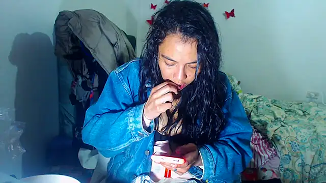 Snapshot of AmaraRoberts420 chatting on 28, 11, 2025 AmaraRoberts420 online show from 28, 11, 2025