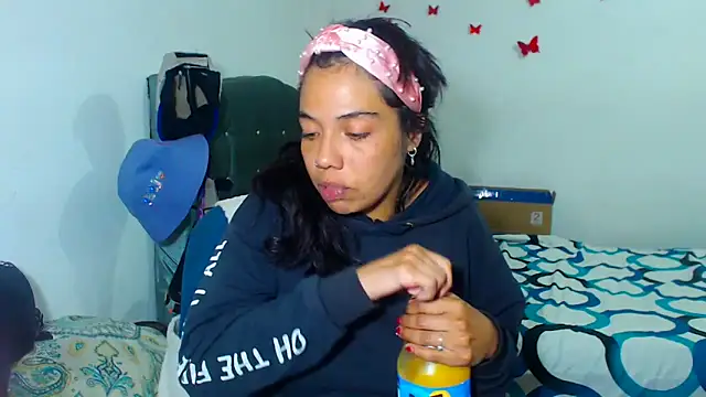 Snapshot of AmaraRoberts420 chatting on 23, 11, 2025 AmaraRoberts420 online show from 23, 11, 2025