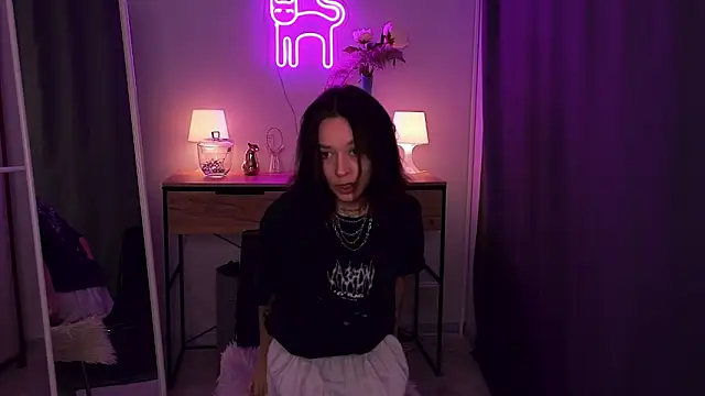 VivianLy  online show from 16, 2, 2025