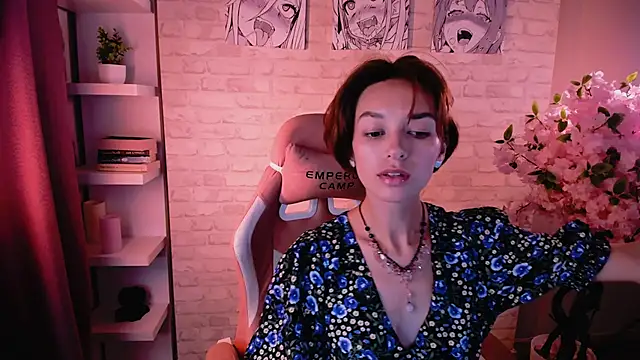 VivianLy  online show from 10, 9, 2025