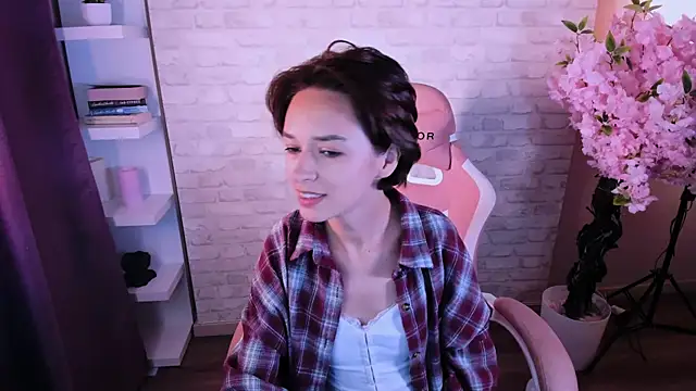 VivianLy  online show from 23, 9, 2025