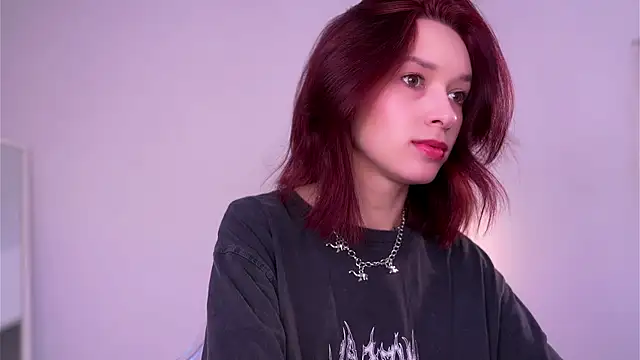 VivianLy  online show from 18, 3, 2025