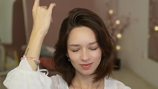 VivianLy  online show from 3, 12, 2024