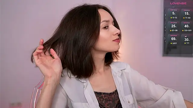 VivianLy  online show from 15, 2, 2025