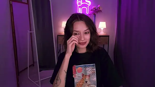 VivianLy  online show from 14, 2, 2025