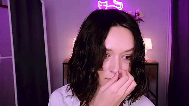 VivianLy  online show from 2, 2, 2025