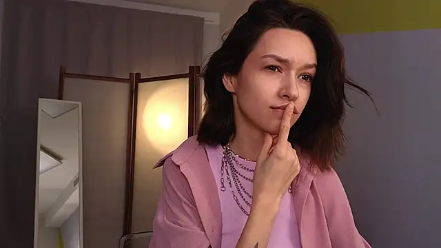 VivianLy  online show from 27, 2, 2025