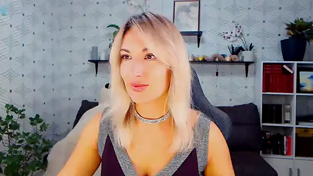 Snapshot of MillaXQueen chatting on 4, 11, 2025 MillaXQueen online show from 4, 11, 2025