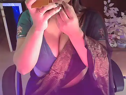 Snapshot of shivi_moto chatting on 12, 10, 2025 shivi moto online show from 12, 10, 2025