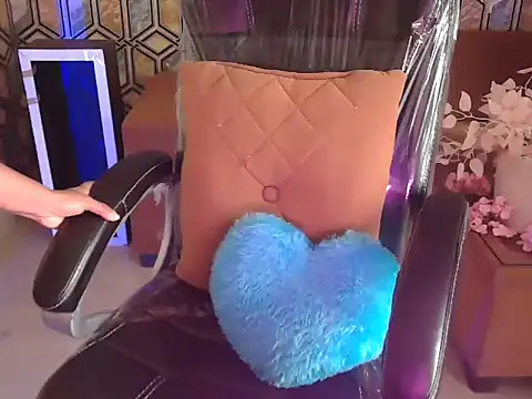 Snapshot of shivi_moto chatting on 11, 11, 2025 shivi moto online show from 11, 11, 2025