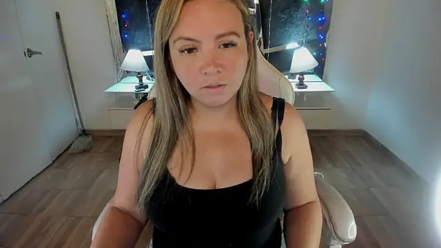 Snapshot of victoria_rosse520 chatting on 5, 3, 2025 victoria rosse520 online show from 5, 3, 2025