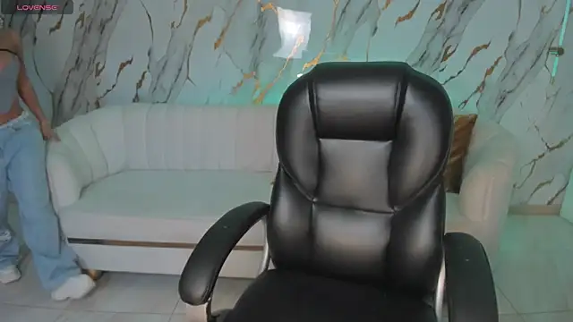 Snapshot of MileyCruz_ chatting on 5, 4, 2026 MileyCruz online show from 5, 4, 2026