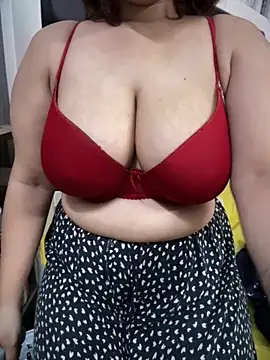 Snapshot of Sexybomb33 chatting on 3, 5, 2026 Sexybomb33 online show from 3, 5, 2026