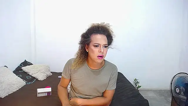 Snapshot of MIA_luxce29 chatting on 15, 10, 2025 MIA luxce29 online show from 15, 10, 2025