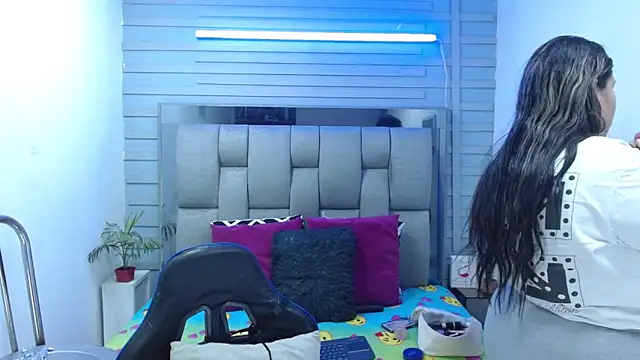 evelin zaens online show from 10, 4, 2026