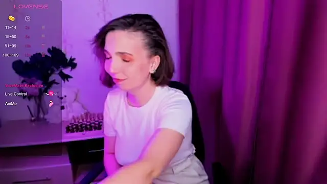 KindHazelHere  online show from 5, 12, 2025