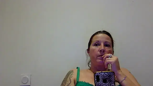 Snapshot of feline27 chatting on 25, 10, 2025 feline27 online show from 25, 10, 2025