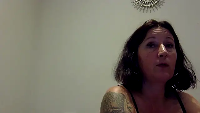 Snapshot of feline27 chatting on 5, 11, 2025 feline27 online show from 5, 11, 2025