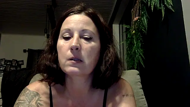 Snapshot of feline27 chatting on 12, 11, 2025 feline27 online show from 12, 11, 2025