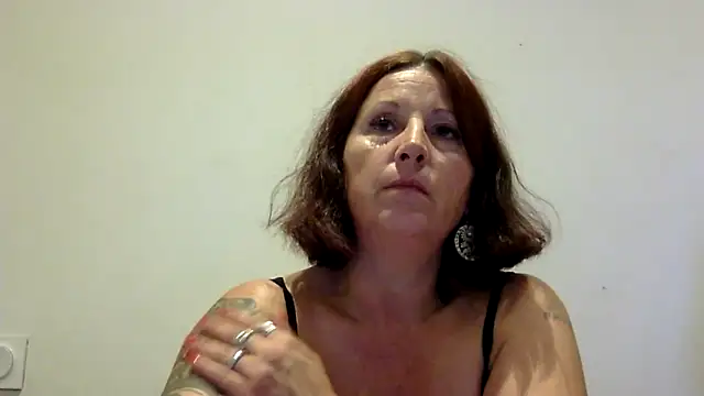 Snapshot of feline27 chatting on 12, 10, 2025 feline27 online show from 12, 10, 2025
